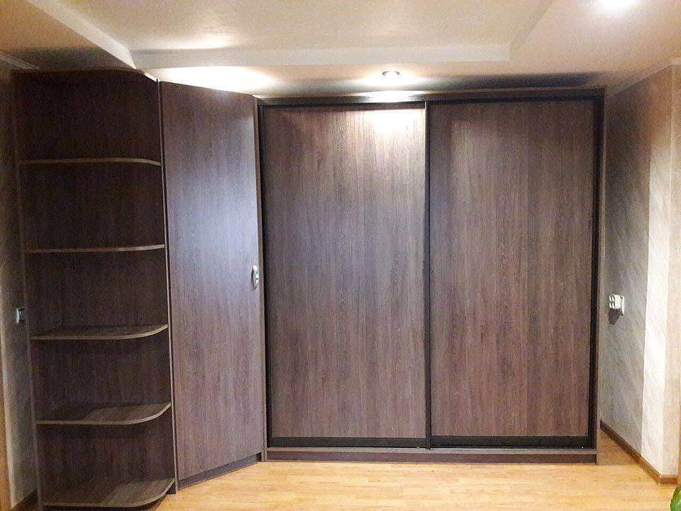 /Угловой шкаф-купе №393 темный с глухими фасадами на заказ